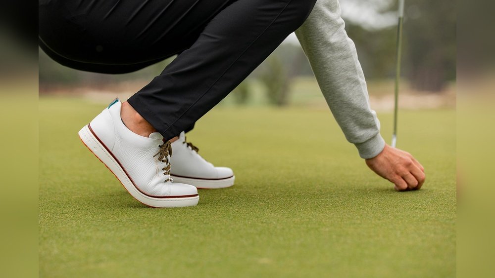 Do Professional Golfers Use Spiked Shoes?